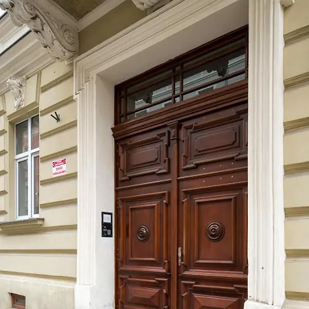 Atlas In The Center *